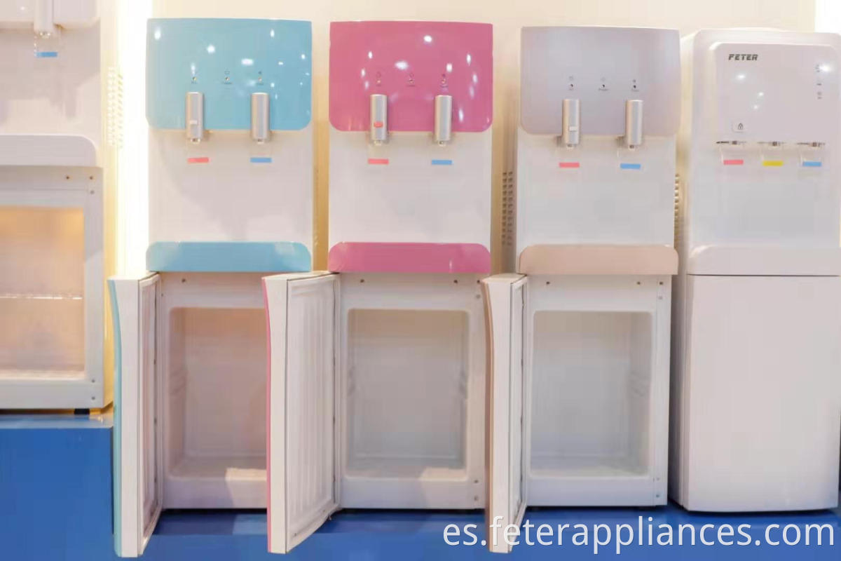 dispensador de agua OEM o Feter con refrigerador de color blanco y negro